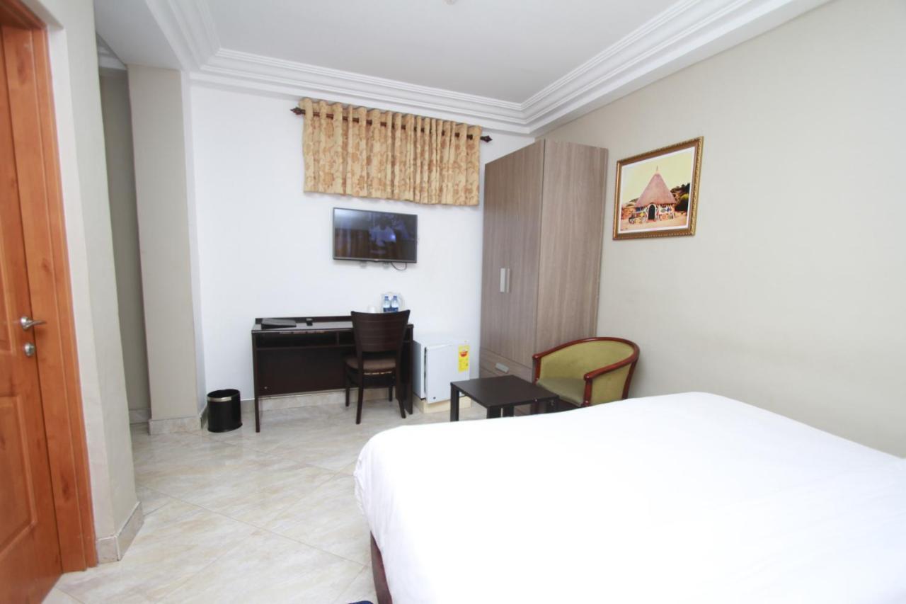 Mawuli Hotel Obuasi Kültér fotó