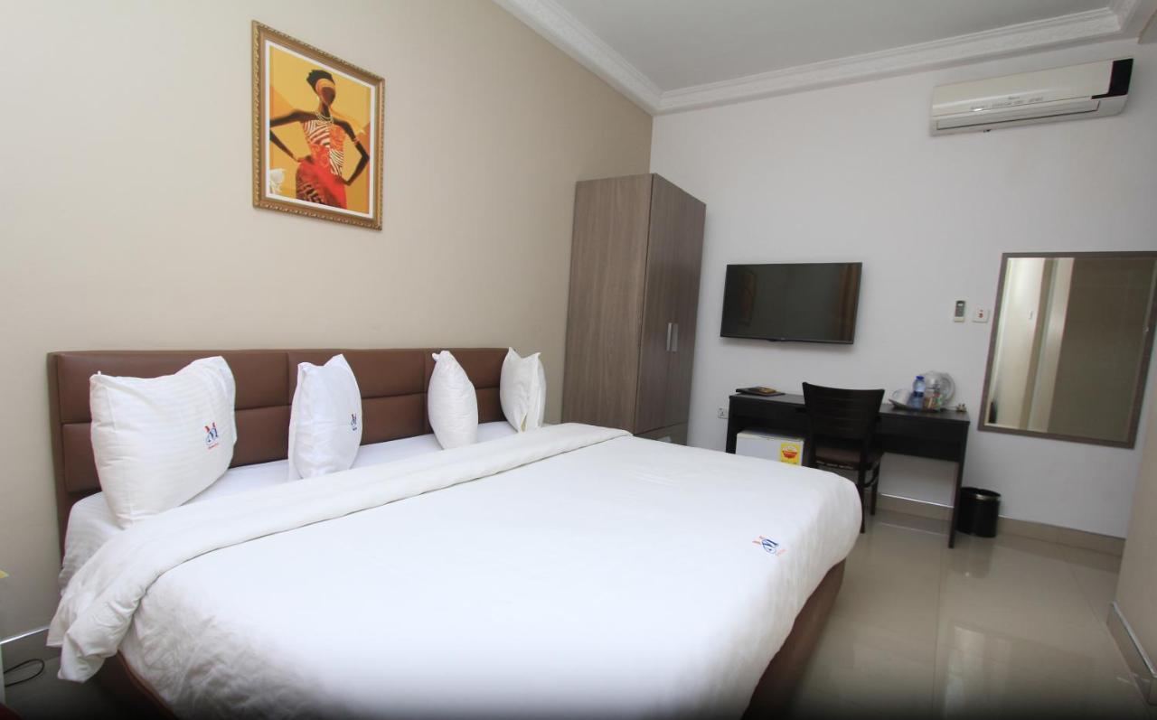 Mawuli Hotel Obuasi Kültér fotó