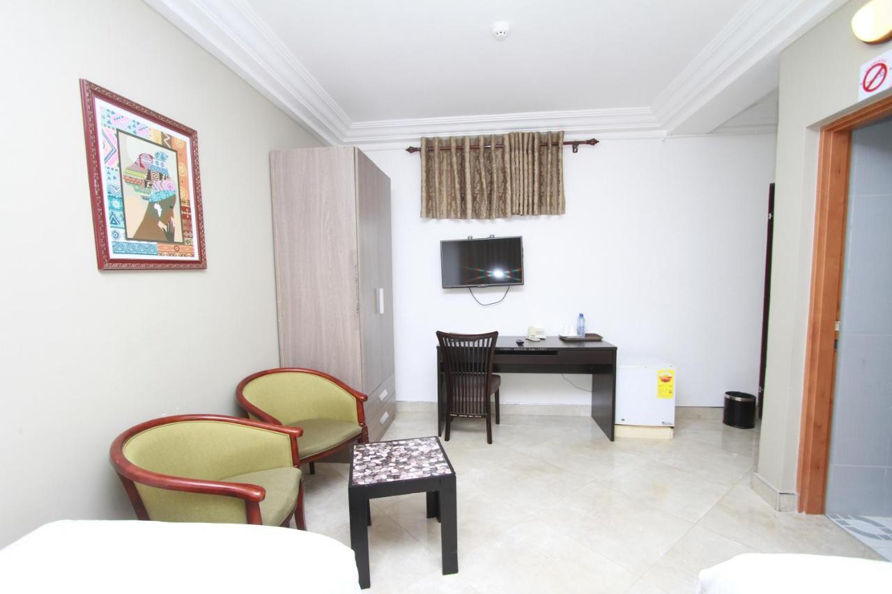 Mawuli Hotel Obuasi Kültér fotó